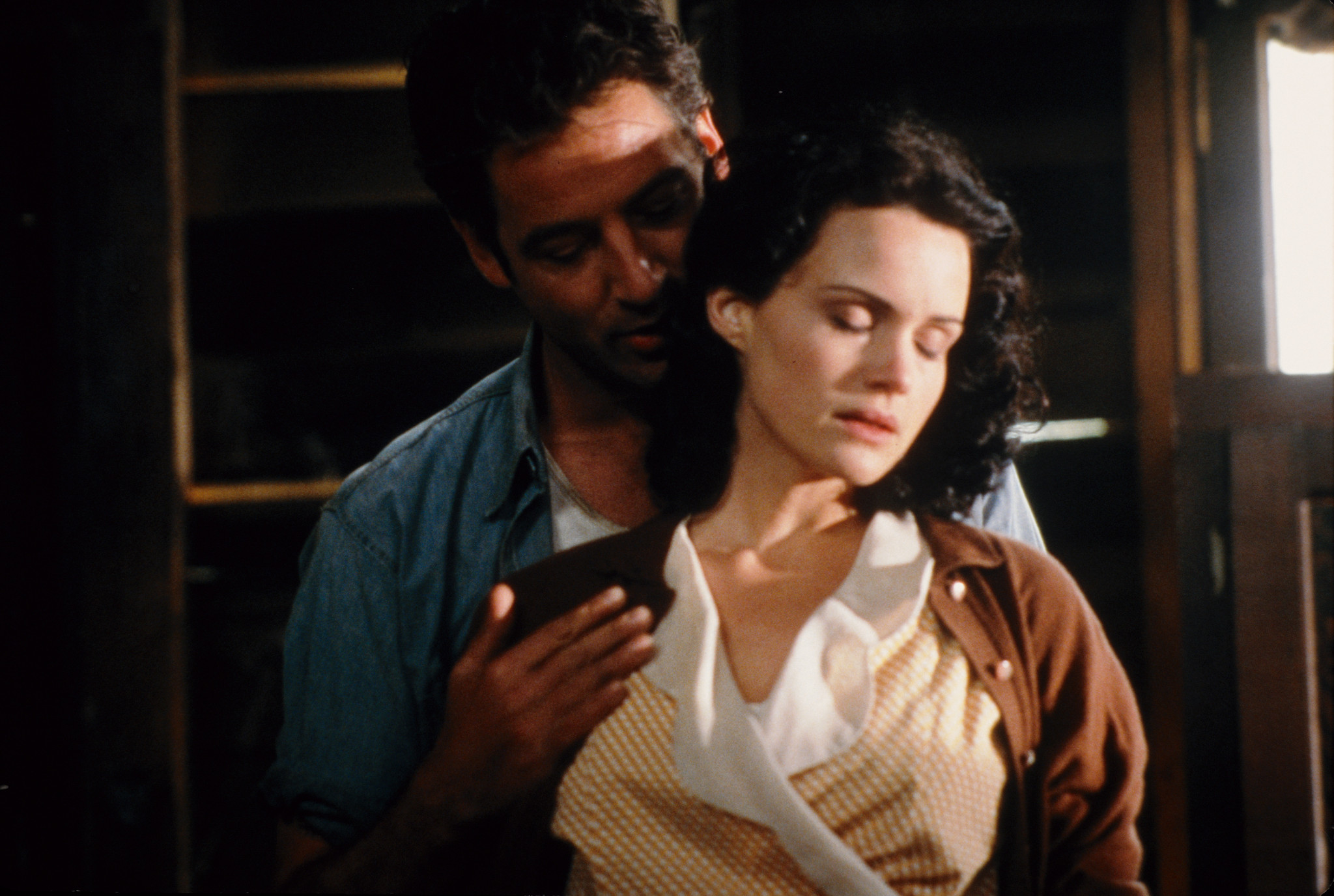 Still of Jeremy Northam and Carla Gugino in The Singing Detective (2003)