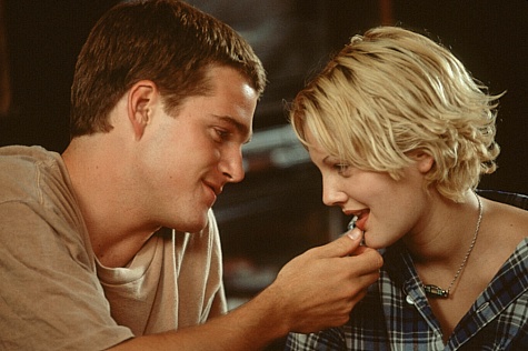 Still of Drew Barrymore and Chris O'Donnell in Mad Love (1995)