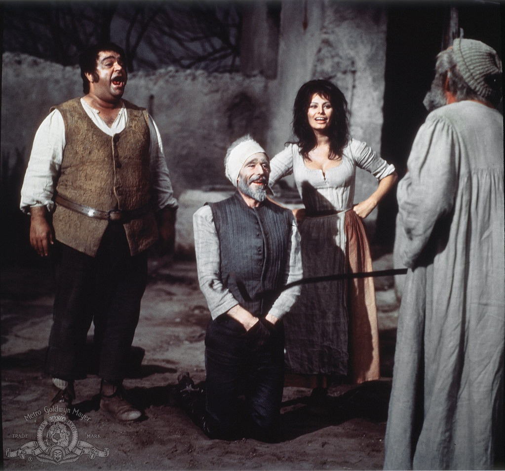 Still of Sophia Loren, Peter O'Toole and James Coco in Man of La Mancha (1972)