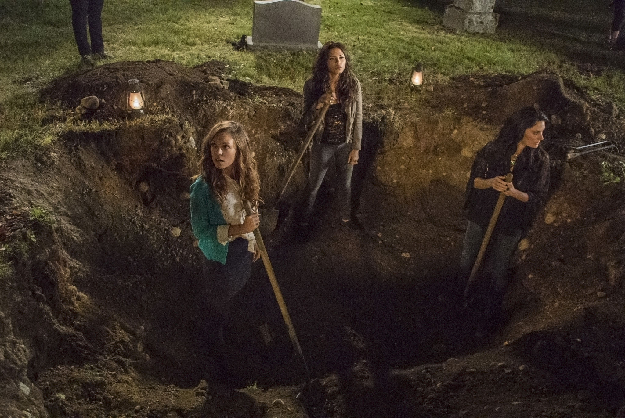 Still of Julia Ormond and Rachel Boston in Witches of East End (2013)