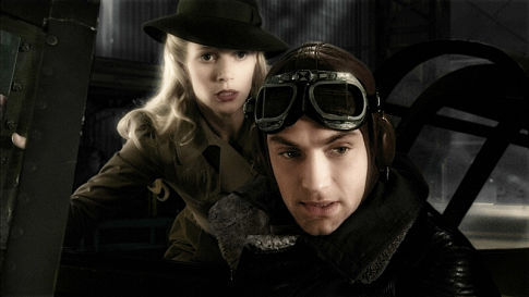 Still of Jude Law and Gwyneth Paltrow in Sky Captain and the World of Tomorrow (2004)