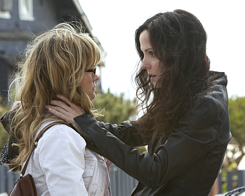 Still of Jennifer Jason Leigh and Mary-Louise Parker in Weeds (2005)