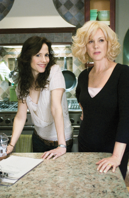 Still of Mary-Louise Parker and Elizabeth Perkins in Weeds (2005)