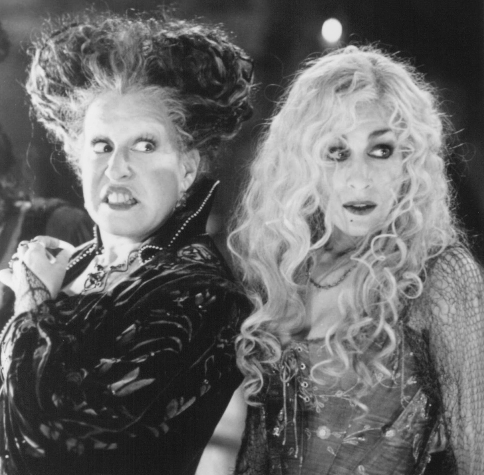 Still of Bette Midler and Sarah Jessica Parker in Hocus Pocus (1993)