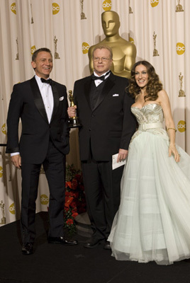 Academy Award®-winner Greg Cannom (center) with presenters (left to right) Daniel Craig and Sarah Jessica Parker backstage at the 81st Academy Awards® are presented live on the ABC Television network from The Kodak Theatre in Hollywood, CA, Sunday, February 22, 2009.