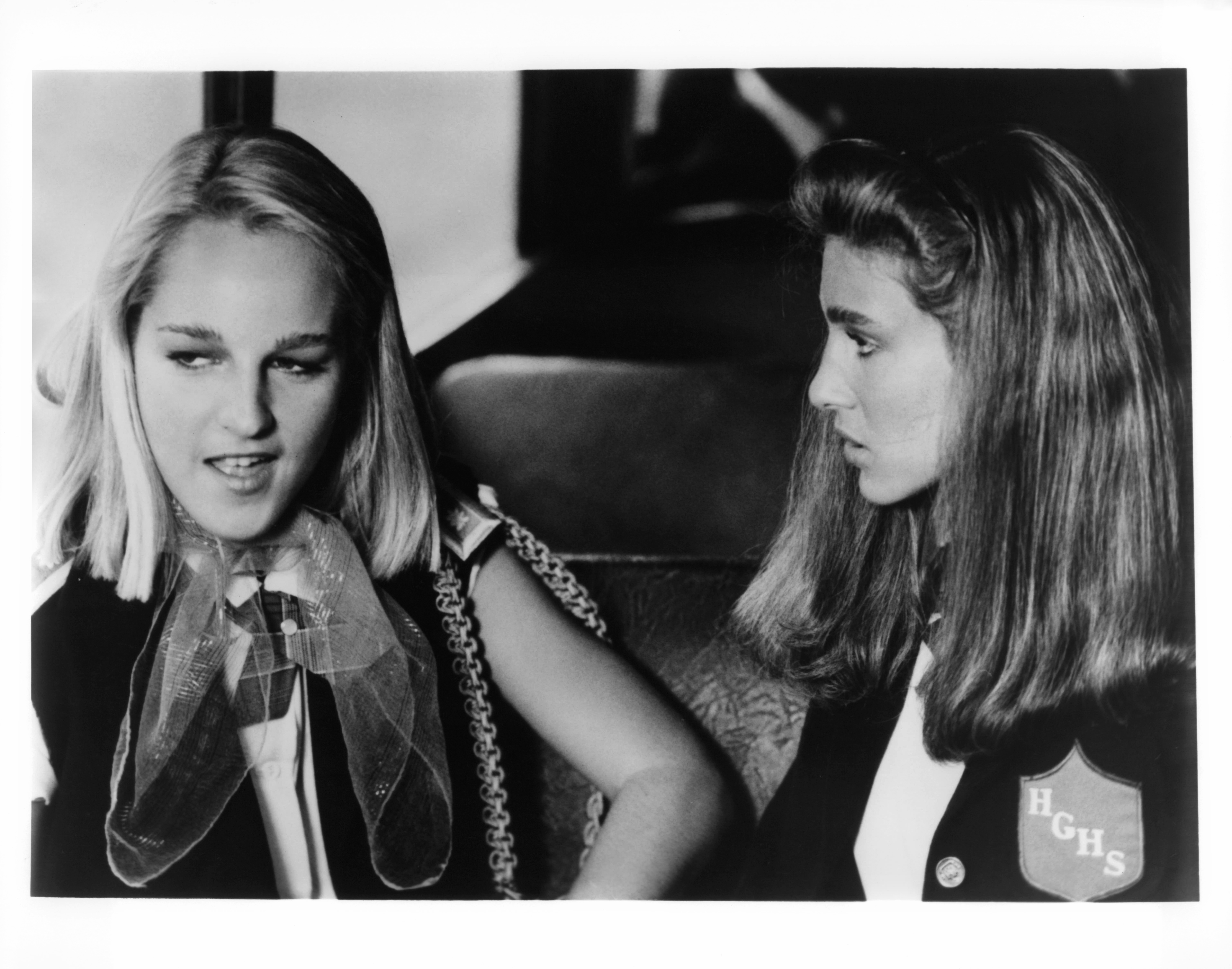Still of Helen Hunt and Sarah Jessica Parker in Girls Just Want to Have Fun (1985)