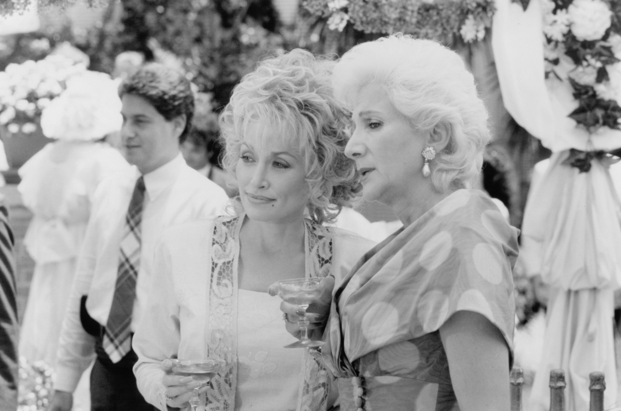 Still of Dolly Parton and Olympia Dukakis in Steel Magnolias (1989)
