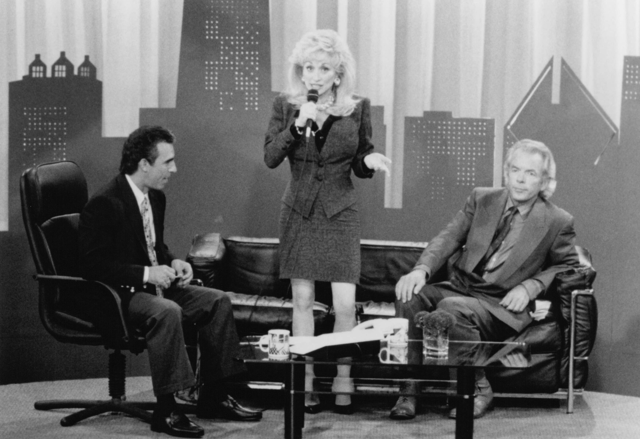 Still of Dolly Parton, Spalding Gray and Jay Thomas in Straight Talk (1992)