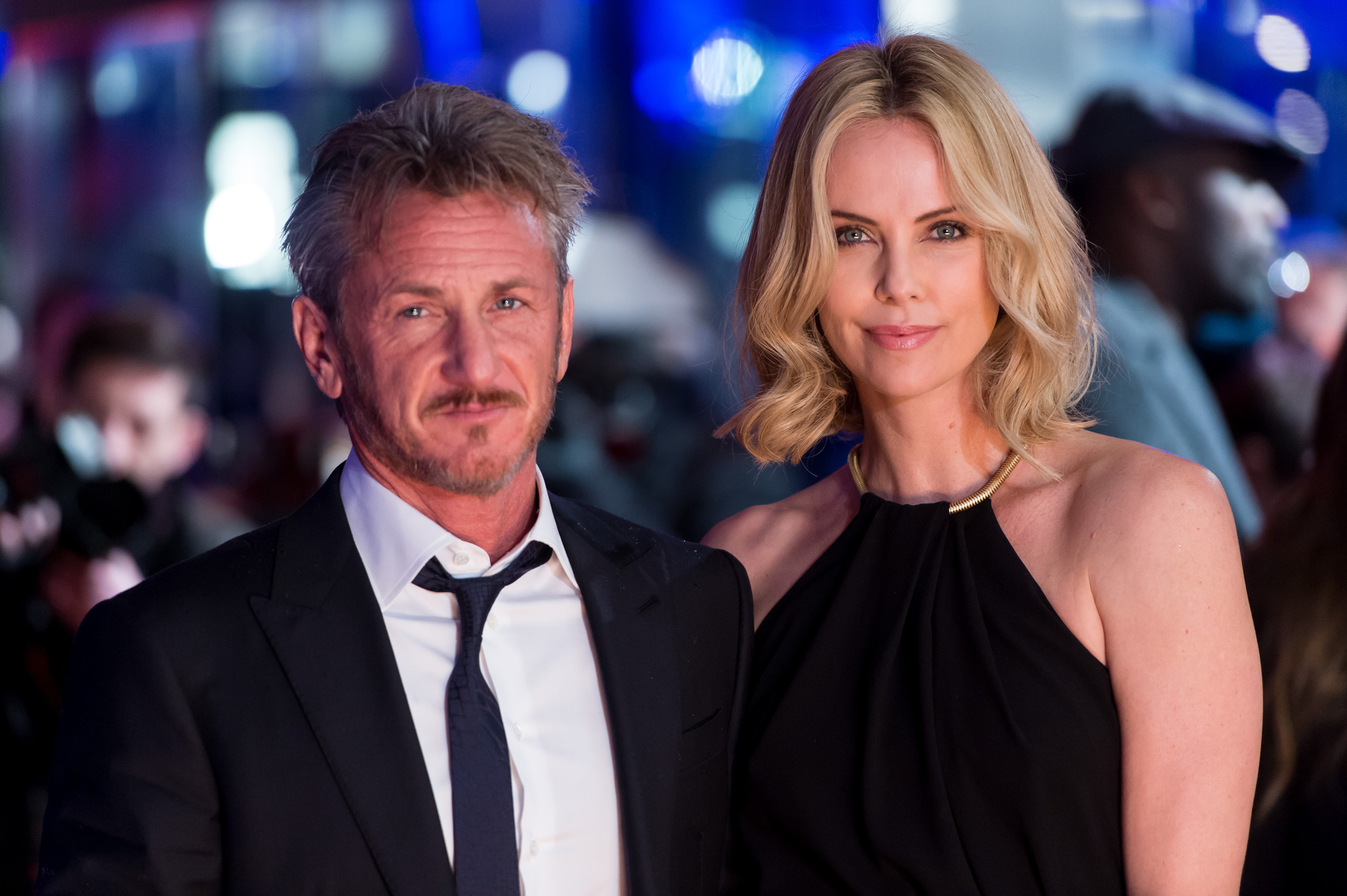 Charlize Theron and Sean Penn at event of The Gunman (2015)