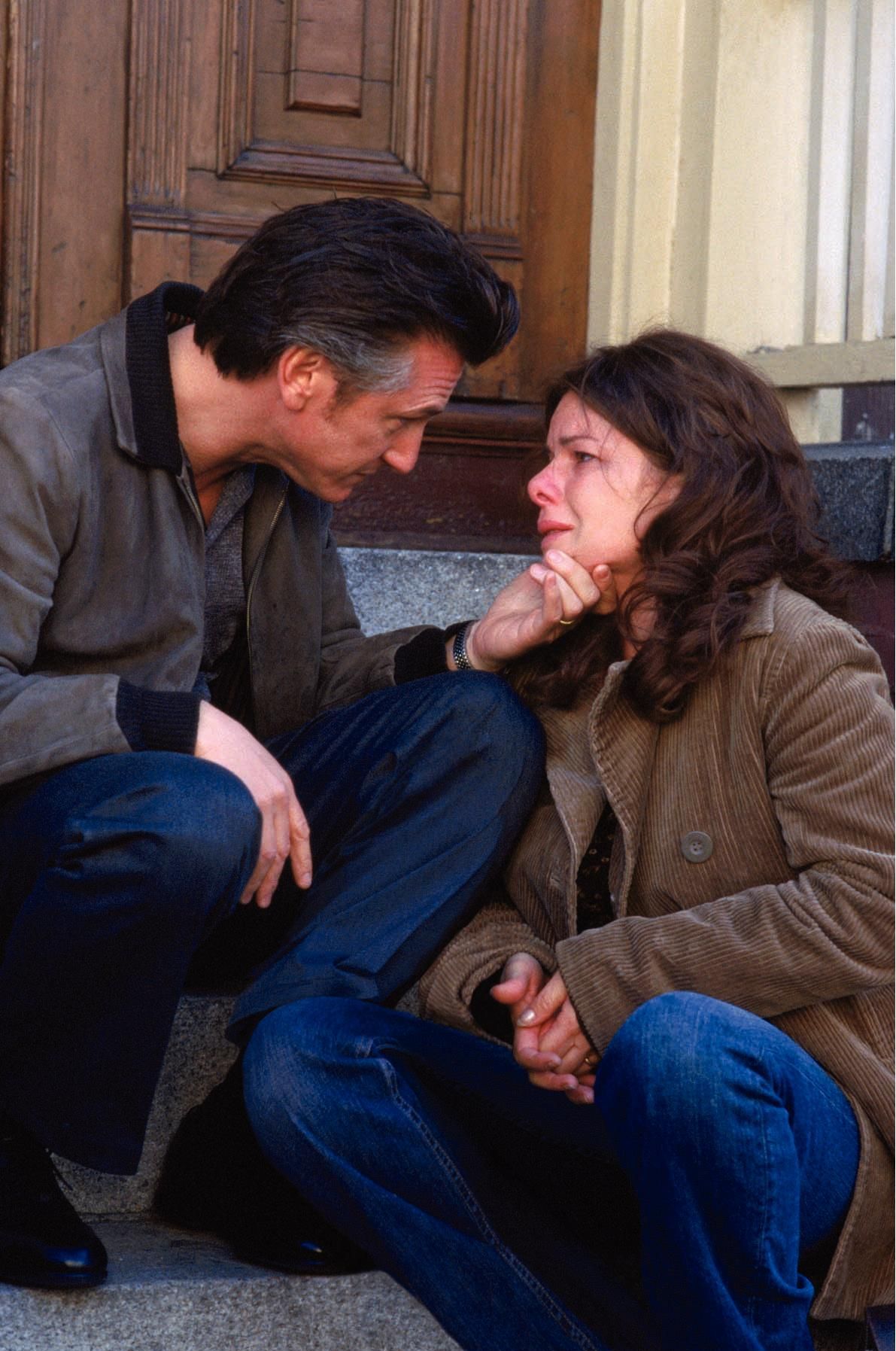 Still of Sean Penn and Marcia Gay Harden in Mistine upe (2003)