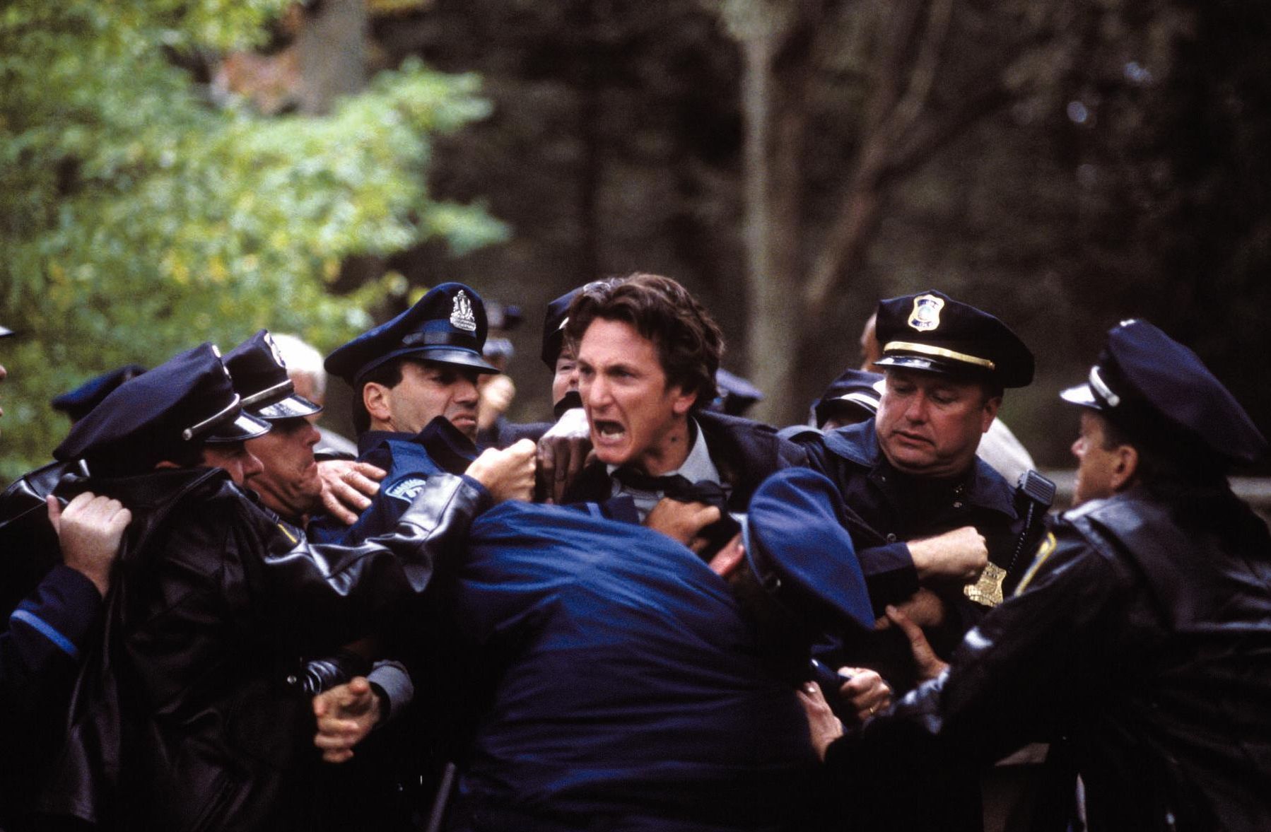 Still of Sean Penn in Mistine upe (2003)