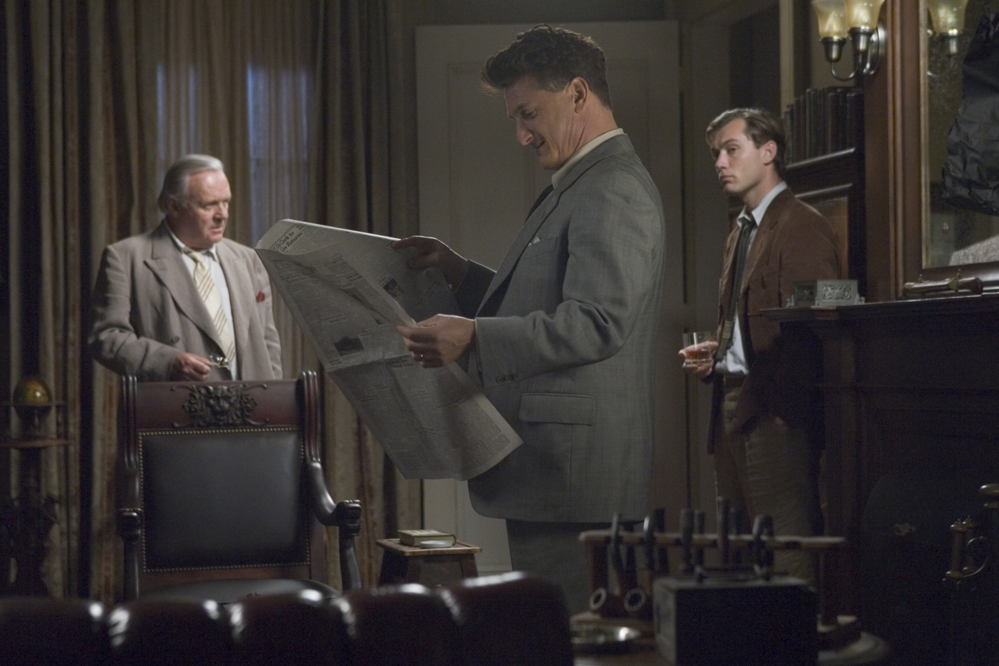 Still of Anthony Hopkins, Jude Law and Sean Penn in All the King's Men (2006)