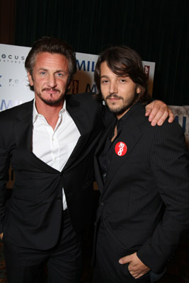 Sean Penn and Diego Luna at event of Milk (2008)