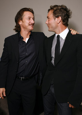 Jude Law and Sean Penn at event of All the King's Men (2006)