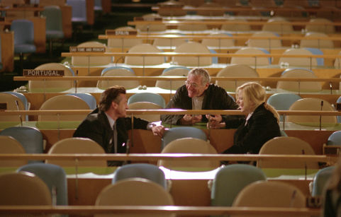 (L to r) SEAN PENN (as federal agent Tobin Keller), Director/Executive Producer SYDNEY POLLACK and NICOLE KIDMAN(as U.N. interpreter Silvia Broome) on the floor of the General Assembly during filming of The Interpreter, a suspenseful thriller of international intrigue set inside the political corridors of the United Nations and on the streets of New York.