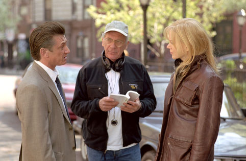 (L to r) SEAN PENN (as federal agent Tobin Keller), NICOLE KIDMAN(as U.N. interpreter Silvia Broome) and Director/Executive Producer SYDNEY POLLACK on the set of The Interpreter, a suspenseful thriller of international intrigue set inside the political corridors of the United Nations and on the streets of New York.