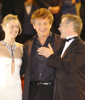 Sean Penn and Robin Wright at event of The Assassination of Richard Nixon (2004)