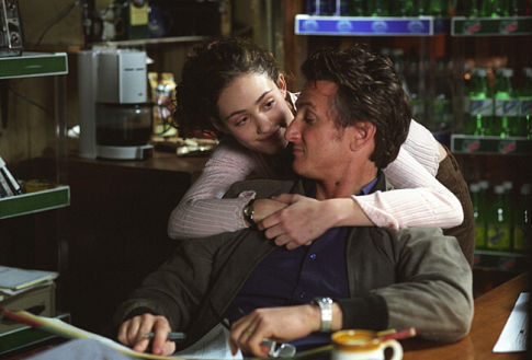 Still of Sean Penn and Emmy Rossum in Mistine upe (2003)