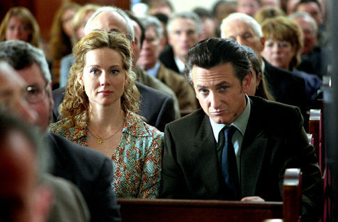 Still of Sean Penn and Laura Linney in Mistine upe (2003)