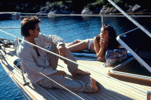 Still of Elizabeth Hurley and Sean Penn in The Weight of Water (2000)