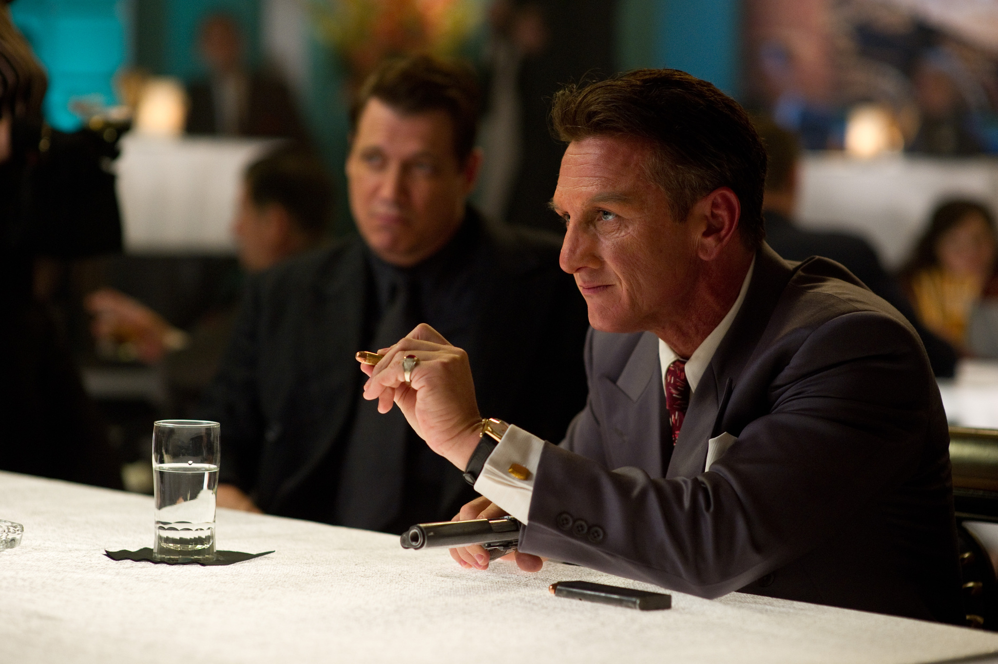 Still of Sean Penn and Holt McCallany in Gangsteriu medziotojai (2013)