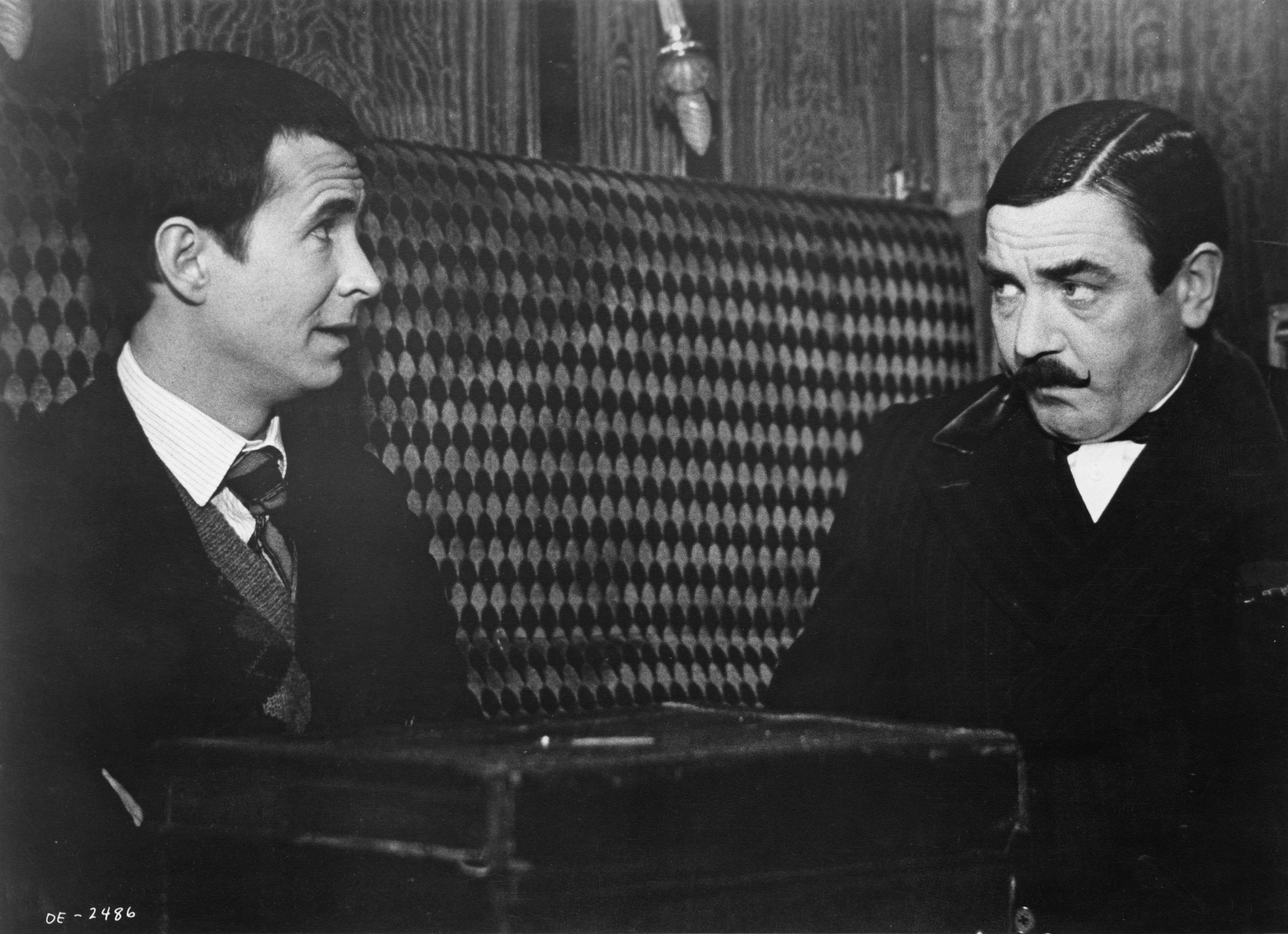 Still of Anthony Perkins and Albert Finney in Murder on the Orient Express (1974)