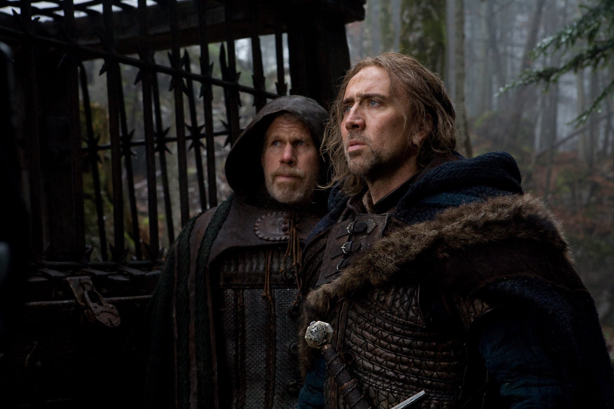 Still of Nicolas Cage and Ron Perlman in Juodosios raganos metai (2011)