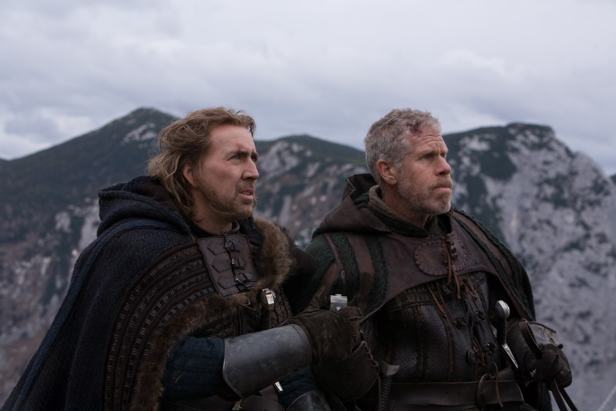 Still of Nicolas Cage and Ron Perlman in Juodosios raganos metai (2011)