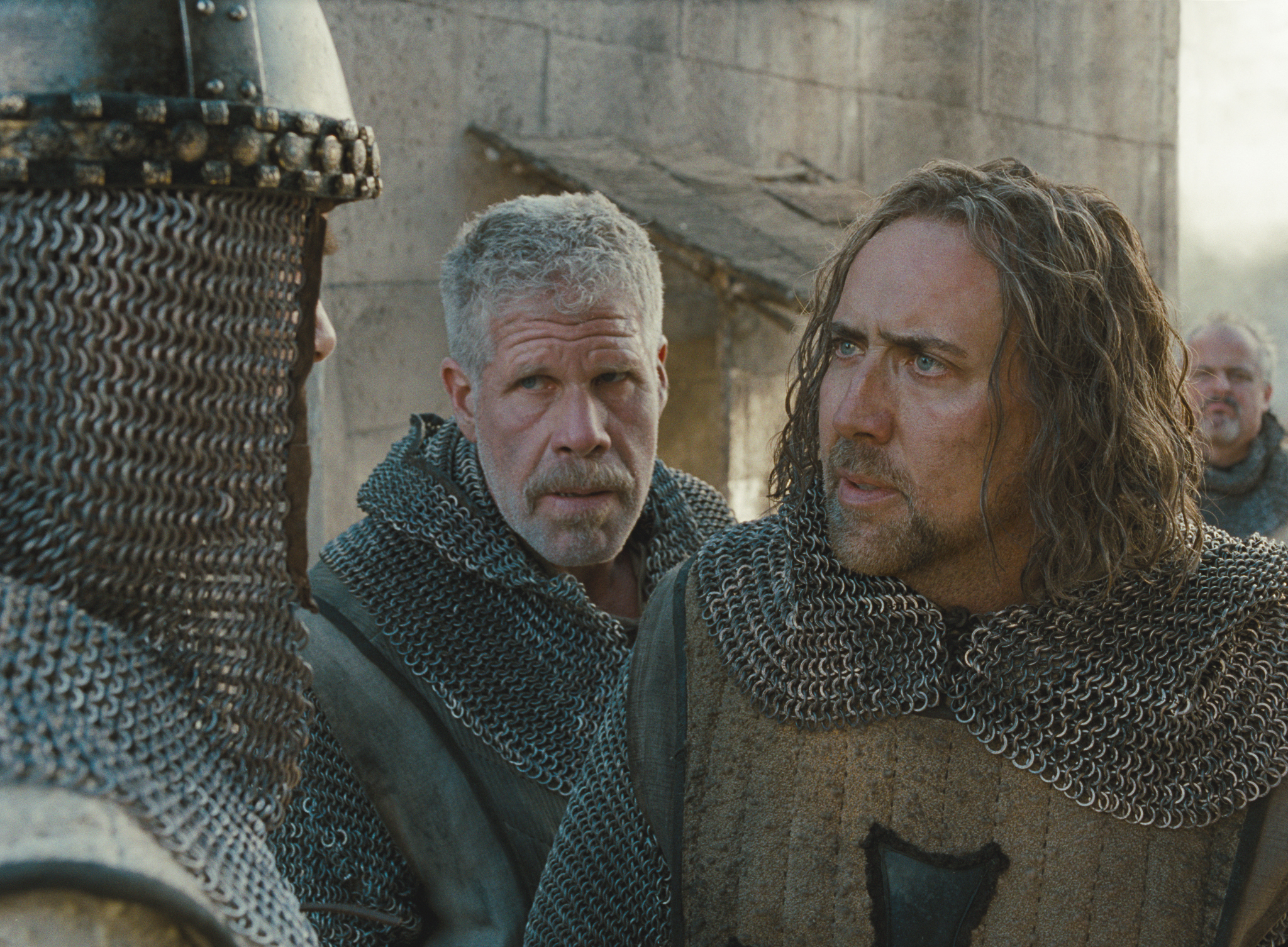 Still of Nicolas Cage and Ron Perlman in Juodosios raganos metai (2011)