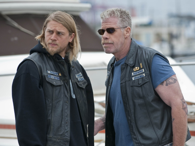 Still of Ron Perlman and Charlie Hunnam in Sons of Anarchy (2008)