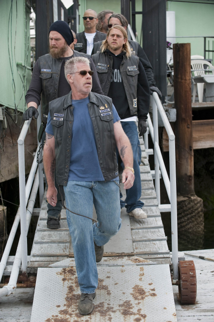 Still of Ron Perlman and Charlie Hunnam in Sons of Anarchy (2008)