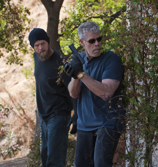 Still of Ron Perlman and Ryan Hurst in Sons of Anarchy (2008)