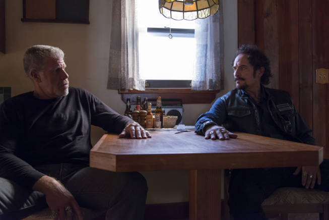 Still of Ron Perlman and Kim Coates in Sons of Anarchy (2008)