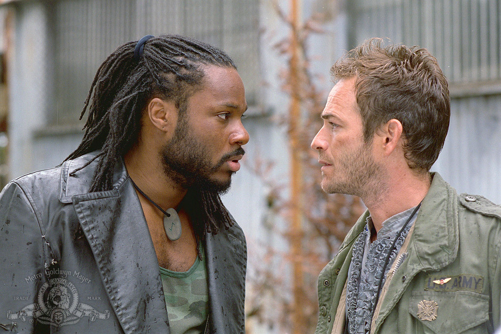Still of Luke Perry and Malcolm-Jamal Warner in Jeremiah (2002)