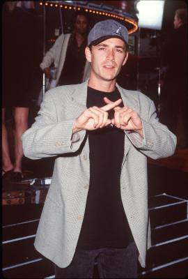 Luke Perry at event of The X Files (1998)