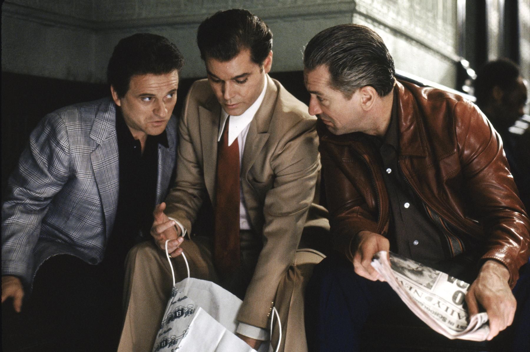 Still of Robert De Niro, Ray Liotta and Joe Pesci in Geri vyrukai (1990)