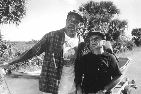 Still of Danny Glover and Joe Pesci in Gone Fishin' (1997)