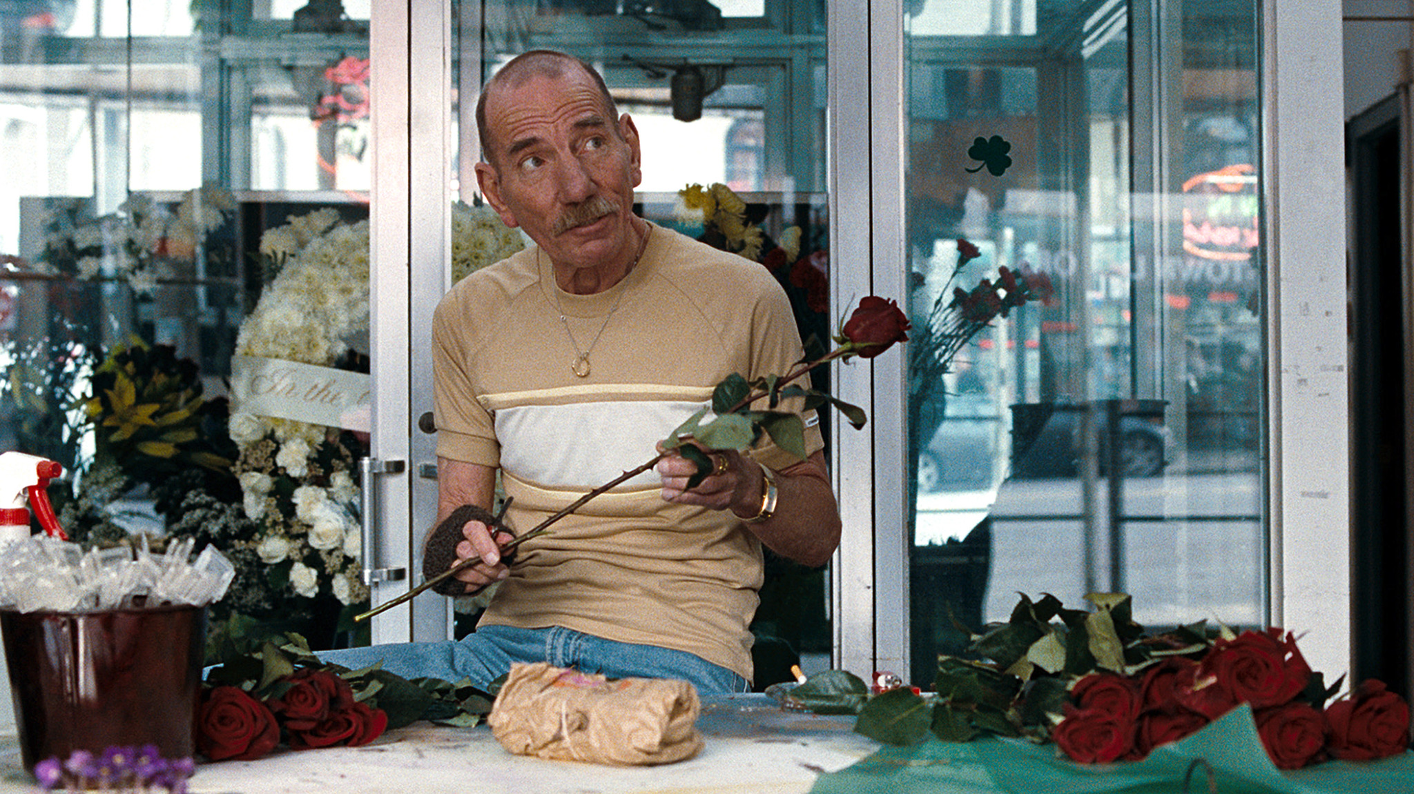 Still of Pete Postlethwaite in Miestas (2010)