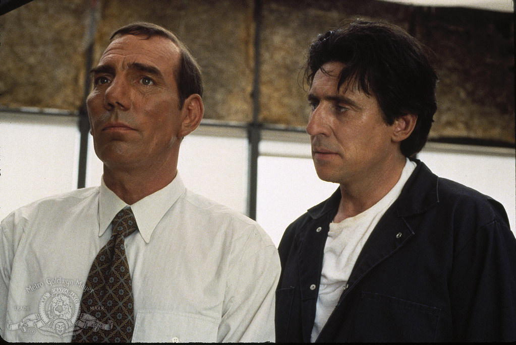 Still of Gabriel Byrne and Pete Postlethwaite in Iprasti itariamieji (1995)