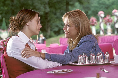 Still of Kelly Preston and Amanda Bynes in What a Girl Wants (2003)
