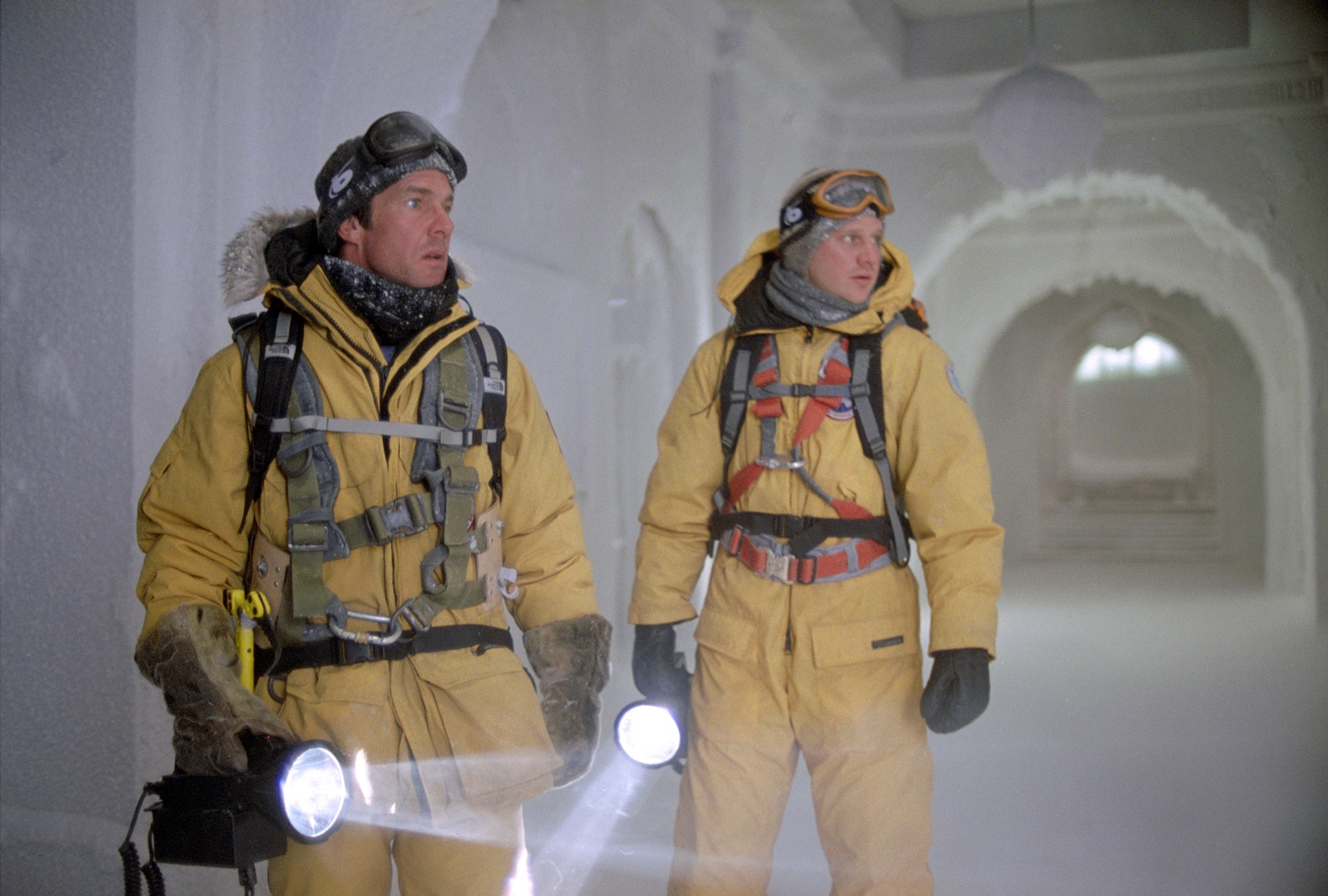 Still of Dennis Quaid and Dash Mihok in Diena po rytojaus (2004)