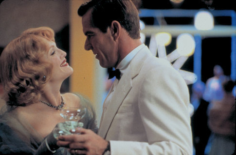 Still of Julianne Moore and Dennis Quaid in Far from Heaven (2002)