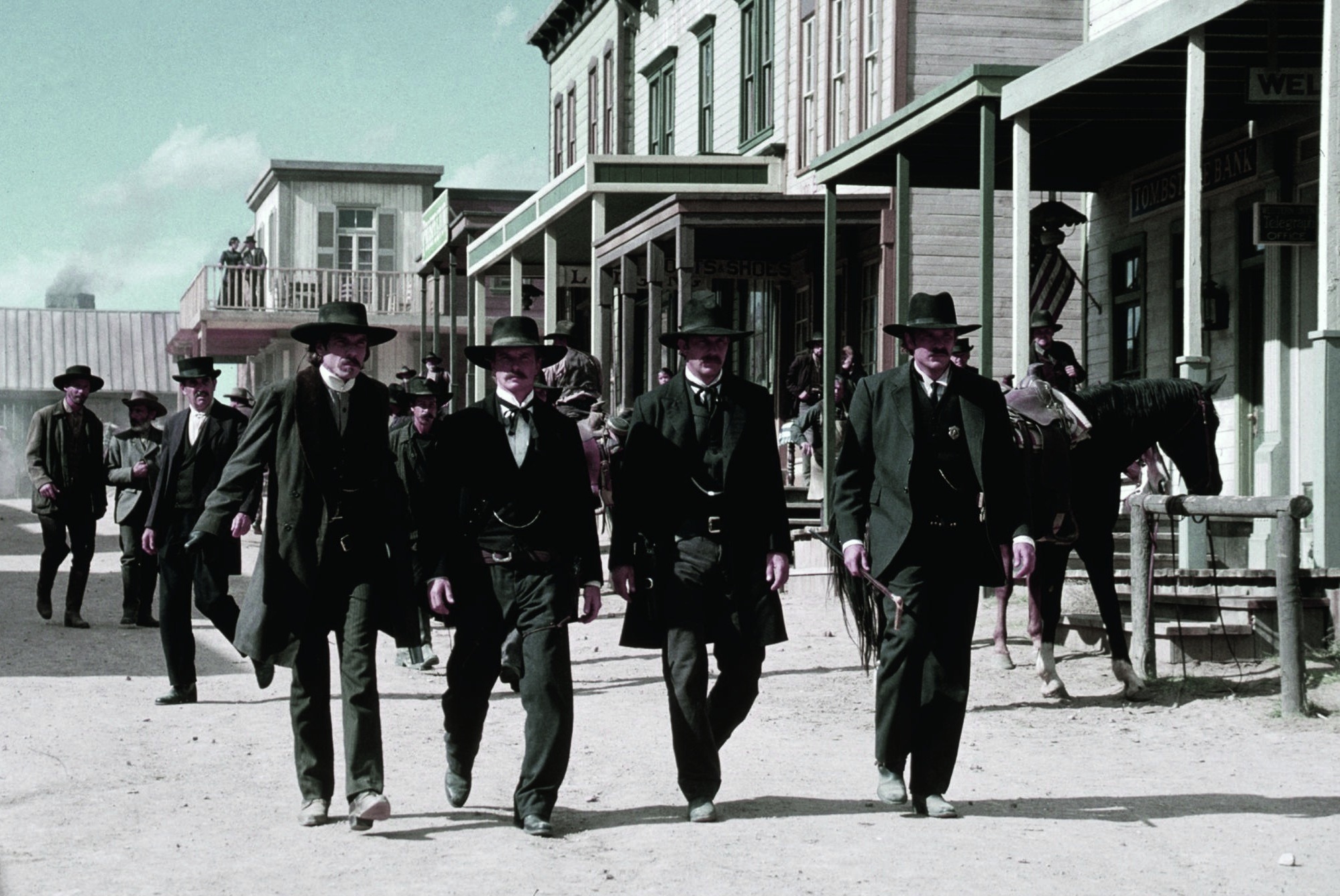 Still of Kevin Costner, Dennis Quaid and David Andrews in Wyatt Earp (1994)
