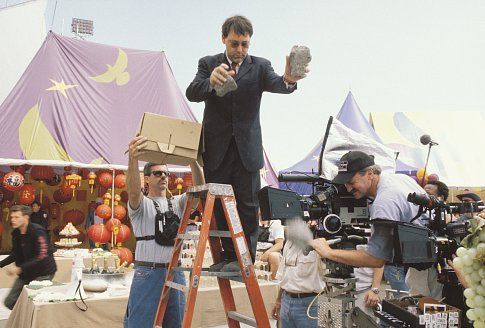 Director SAM RAIMI (on ladder) creates some special effects on the set of Columbia Pictures' action adventure SPIDER-MAN. pp: Zade Rosenthal