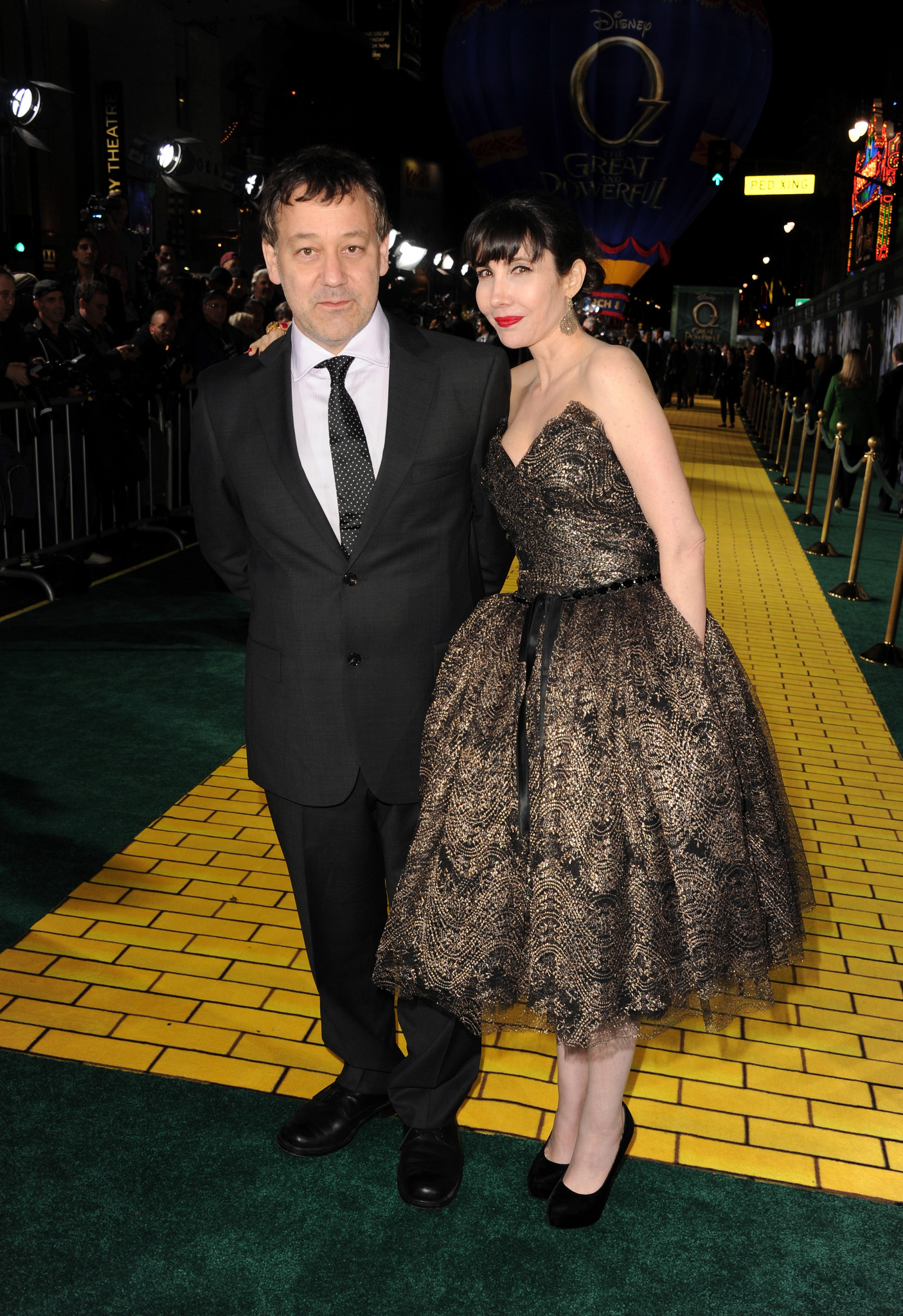 Sam Raimi and Gillian Greene at event of Ozas: didis ir galingas (2013)