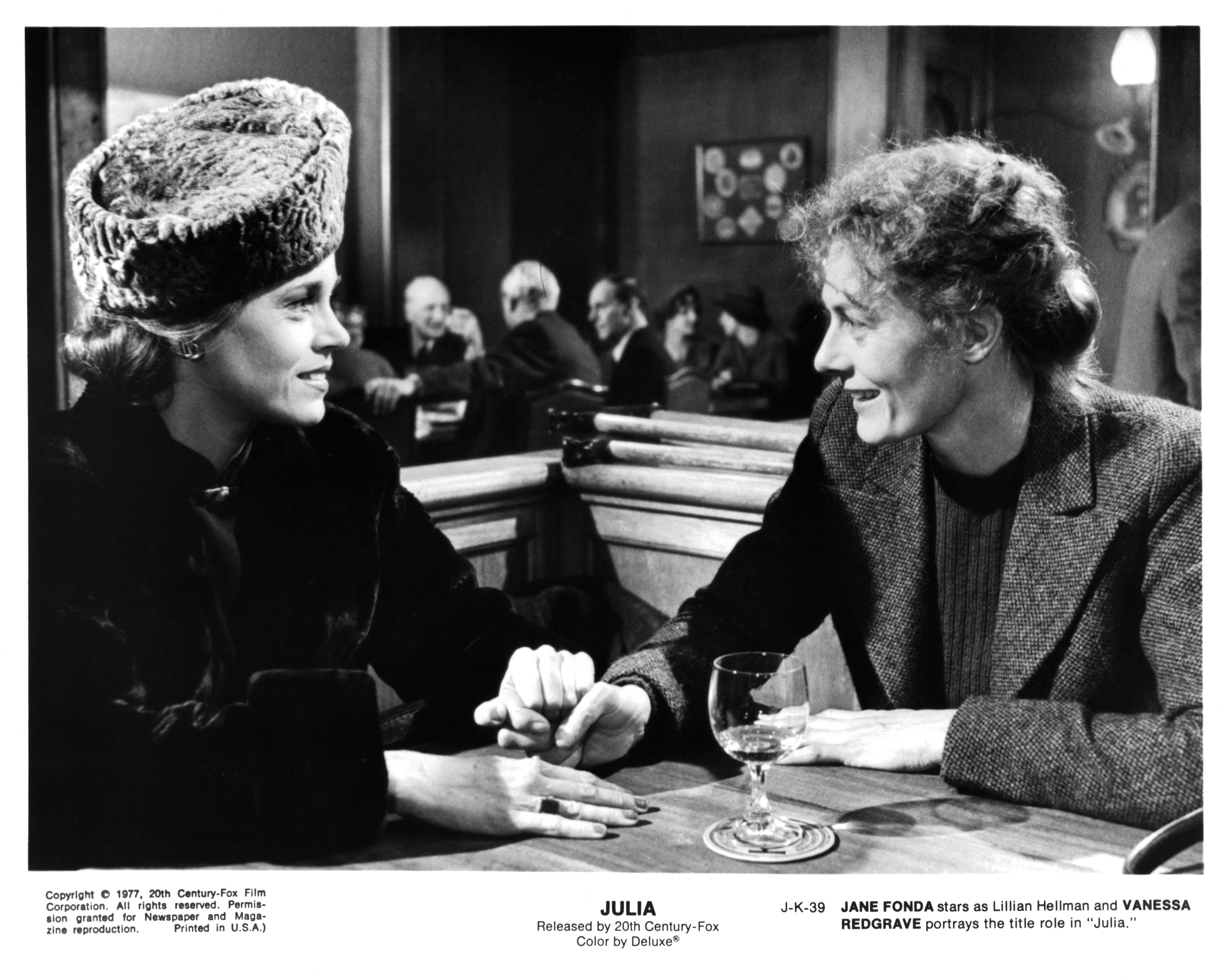 Still of Jane Fonda and Vanessa Redgrave in Julia (1977)