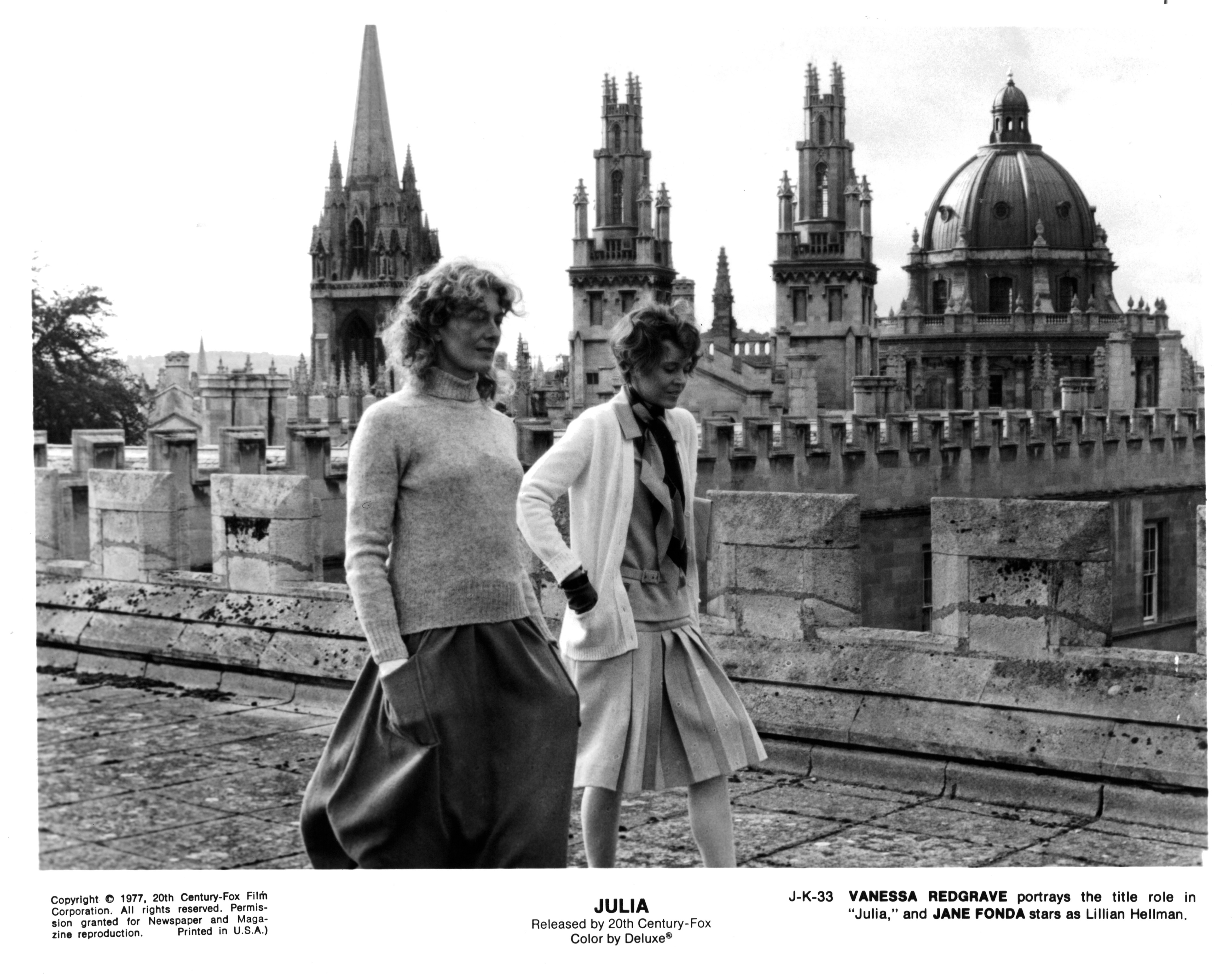 Still of Jane Fonda and Vanessa Redgrave in Julia (1977)