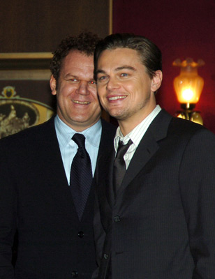 Leonardo DiCaprio and John C. Reilly at event of Aviatorius (2004)