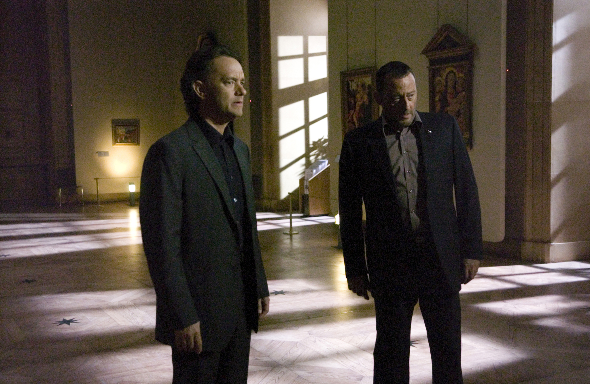 Still of Tom Hanks and Jean Reno in The Da Vinci Code (2006)