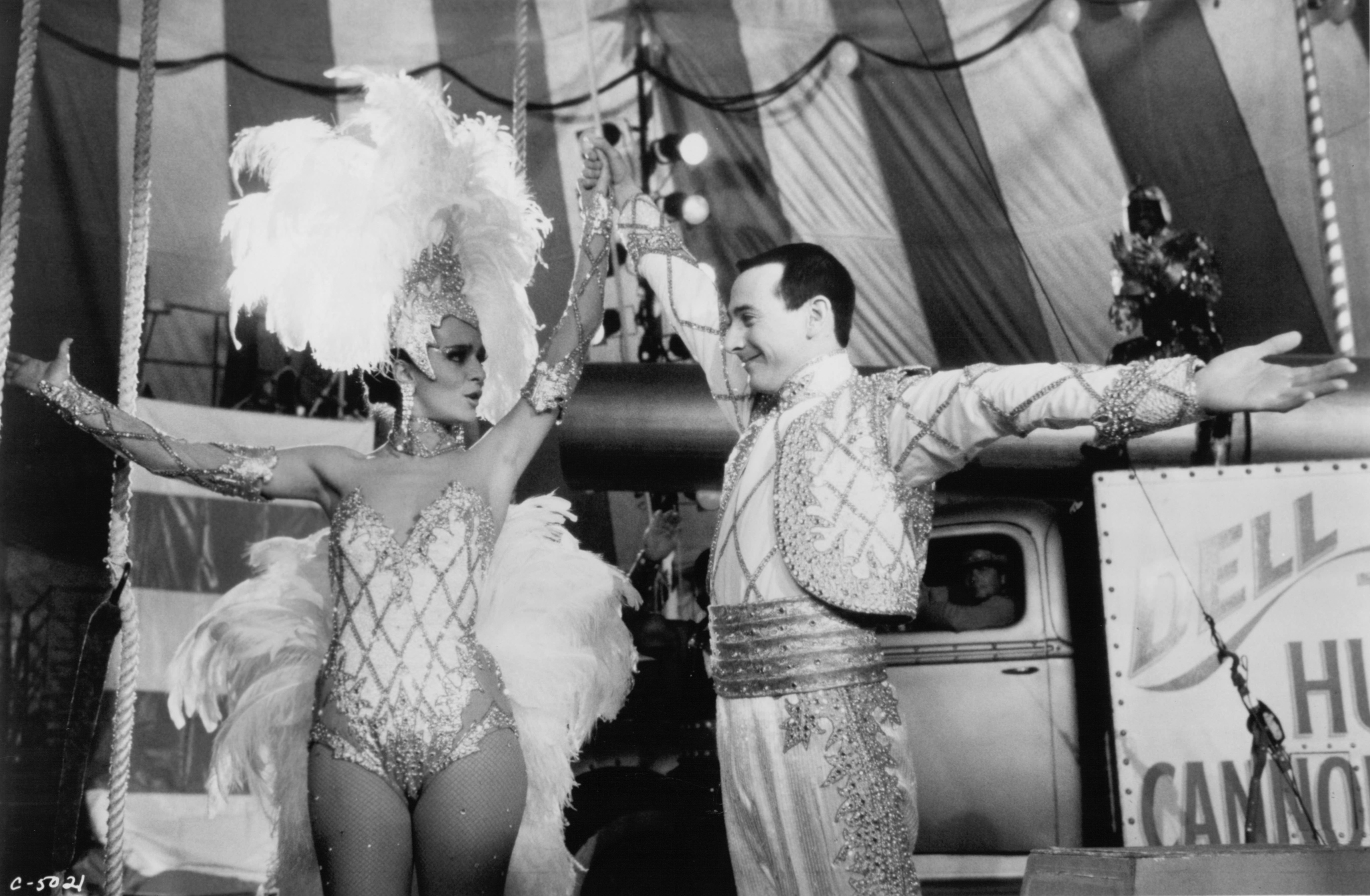 Still of Valeria Golino and Paul Reubens in Big Top Pee-wee (1988)